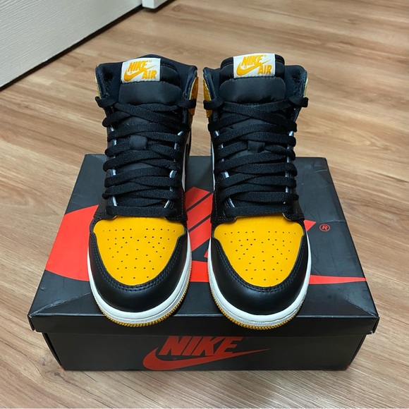 Air Jordan Retro 1 And 12 Women’s Sneaker Bundle Sizes 6.5 - Picture 11 of 16